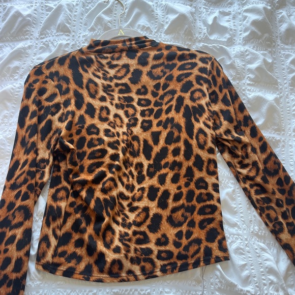 Leopard print turtle neck top - Picture 2 of 2